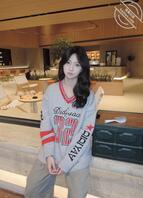 我们学校的女体育生 真的好喜欢她的眼神每次都会被她盯射 好想闻她的臭脚 1