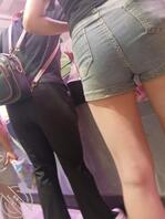 偷拍兄弟老婆，好想给舔她全身2