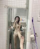 在学校宿舍自拍的骚货