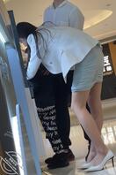 一家三口逛街的肉丝包臀裙少妇0