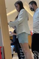 一家三口逛街的肉丝包臀裙少妇1