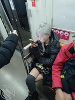 美丽冻人的银发小妞0