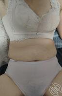 她老公回去上班了，约她出来干一炮，水汪汪。1