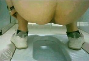 厕拍精选美女，瘦高、圆润、翘臀都有了，最后一个大家看看练的什么功？1