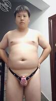 戴锁和不戴的无毛贱狗照片视频分享爸爸们评价一下1