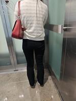 小美女的黑色紧身裤