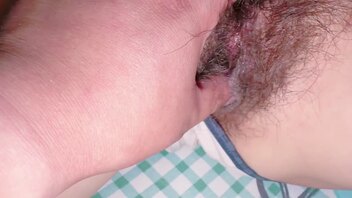 把蝴蝶逼老婆摸出水 她会看