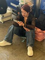 车站偷拍大奶乳沟少妇2