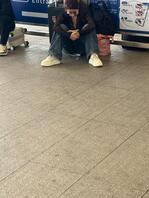 车站偷拍大奶乳沟少妇