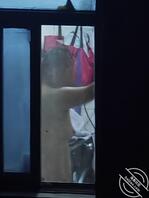 夏天到了 熟妇开始开窗洗澡了