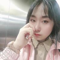 大一学生妹自慰抠逼给刚认识的表哥看还想被插入，是不是骚屄母狗？