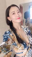 网红主播反差婊直播过程中超短裙内透明底裤漏阴毛