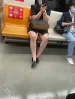 地铁少妇，小腿一劈甚是有味道