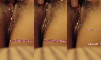 骚老婆隔离期间淫水泛滥，只能自慰了。