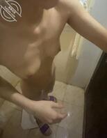 偷拍02年极品女友洗澡，加骚逼特写，大家分享下你们的骚货0