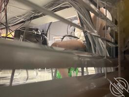 偷拍隔壁妹妹阴沟，能看到但是拍不到，隔着玻璃我都想撸了，下次看看有没有机2