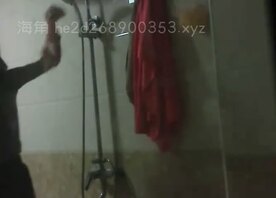 多次偷拍苗条人妻洗澡