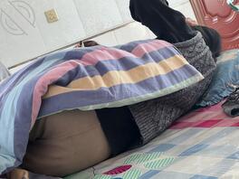 偷看骚逼丈母娘洗澡1