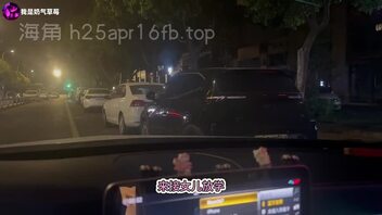 【奶气原创37】跟接女儿放学，回家路上一边让女儿舔鸡巴，一边开车