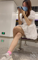 地铁偷拍极品小姐姐没穿内裤！