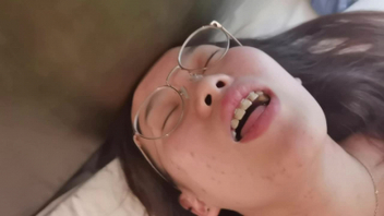 眼镜妹太骚了，看着淫荡的表情就忍不住想射