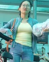 偷拍骚货女同学，大家觉得怎么干她最舒服