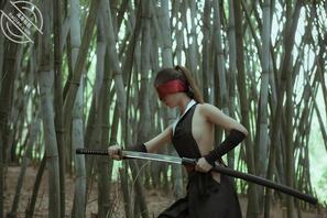 就喜欢把逼露出来---理万姬户外竹林cos日本女武士，全裸捆露母狗爬行0