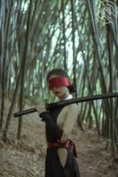 就喜欢把逼露出来---理万姬户外竹林cos日本女武士，全裸捆露母狗爬行2