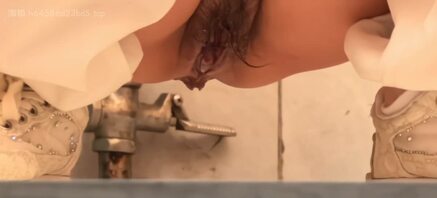 原创侧拍两个少妇