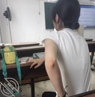 这个骚婊子身上毛真多想强奸艹爽她2