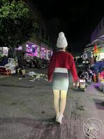 跟姐姐一起去买菜，姐姐的打屁股在前面扭来扭去。0