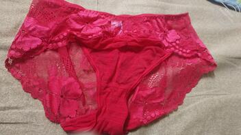 休息依旧把玩舅妈内内  这次红的挺骚气1