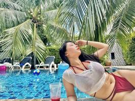 背着老婆和她闺蜜度假，这大奶子太爽了1