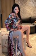霸气坐姿，眼神里透出征服欲