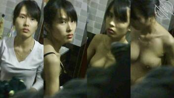 偷拍女邻居洗澡人瘦奶翘缺点是屁股小0