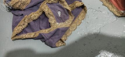 在后妈内裤里面居然好像了一点精液0