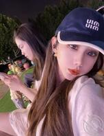 【夏卫有奖问答】我跟敖婷同时脱光趴在地上 你会操我还是操敖婷呢