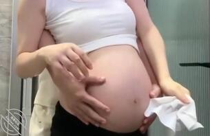 享受和怀孕女儿的暧昧,放弃孕期性交的想法1