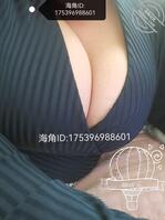 又新到了一件衣服，试穿了一下，自拍几张大家看，性感吗？大奶子兜不住咋办？1