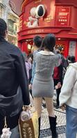 拍到一个屁股快漏出来的包臀裙大长腿1