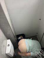 厕拍社区医院骚逼护士躲在厕所看黄片1
