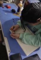 爸妈不在家  忽悠妹妹吃鸡巴