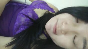 刚大学毕业的小母狗自慰勾引，看看是不是很骚