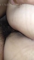 国强强他爸在客厅看电视，我一个侧入就插进老婆的茂密的森林里，被我捂嘴艹
