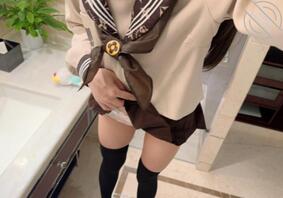 18女高 公共厕所 掀裙子露出。还被人看到了 好刺激0