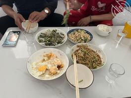 原创(106) 大舅又来我家蹭饭，偷拍几张1
