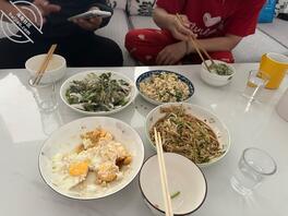 原创(106) 大舅又来我家蹭饭，偷拍几张2