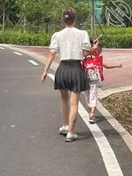 少妇的百褶裙，两腿间好像有点宽啊0