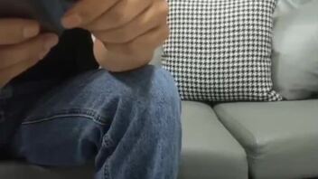 真实母子乱伦，极品老妈鸡巴不行用手，给骚妈逼抠得抽搐