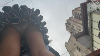 原创抄底 当着男朋友面抄底2